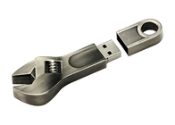 A forma prateada da chave inglesa da movimentação do flash de USB do metal 64G 2,0 com grava o logotipo